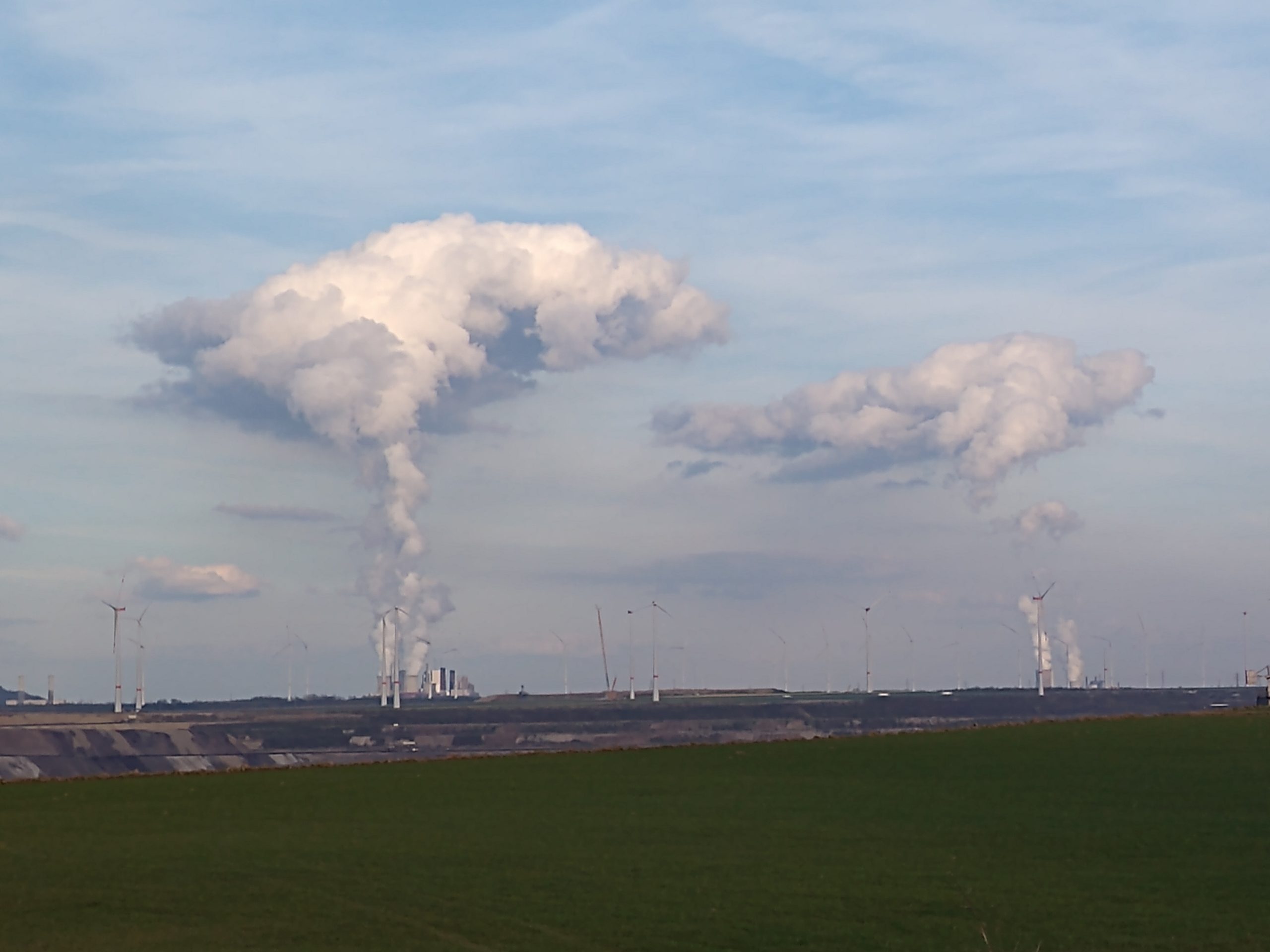 RWE Kohlekraftwerke mit atompilzartiger Dampfwolke des verbrauchten und aus weiter Region geraubten Kühlwassers. 